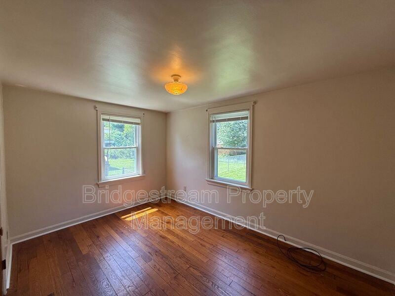 698 Smith Ave Lowr - Photo 3 of 6