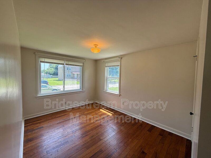 698 Smith Ave Lowr - Photo 4 of 6