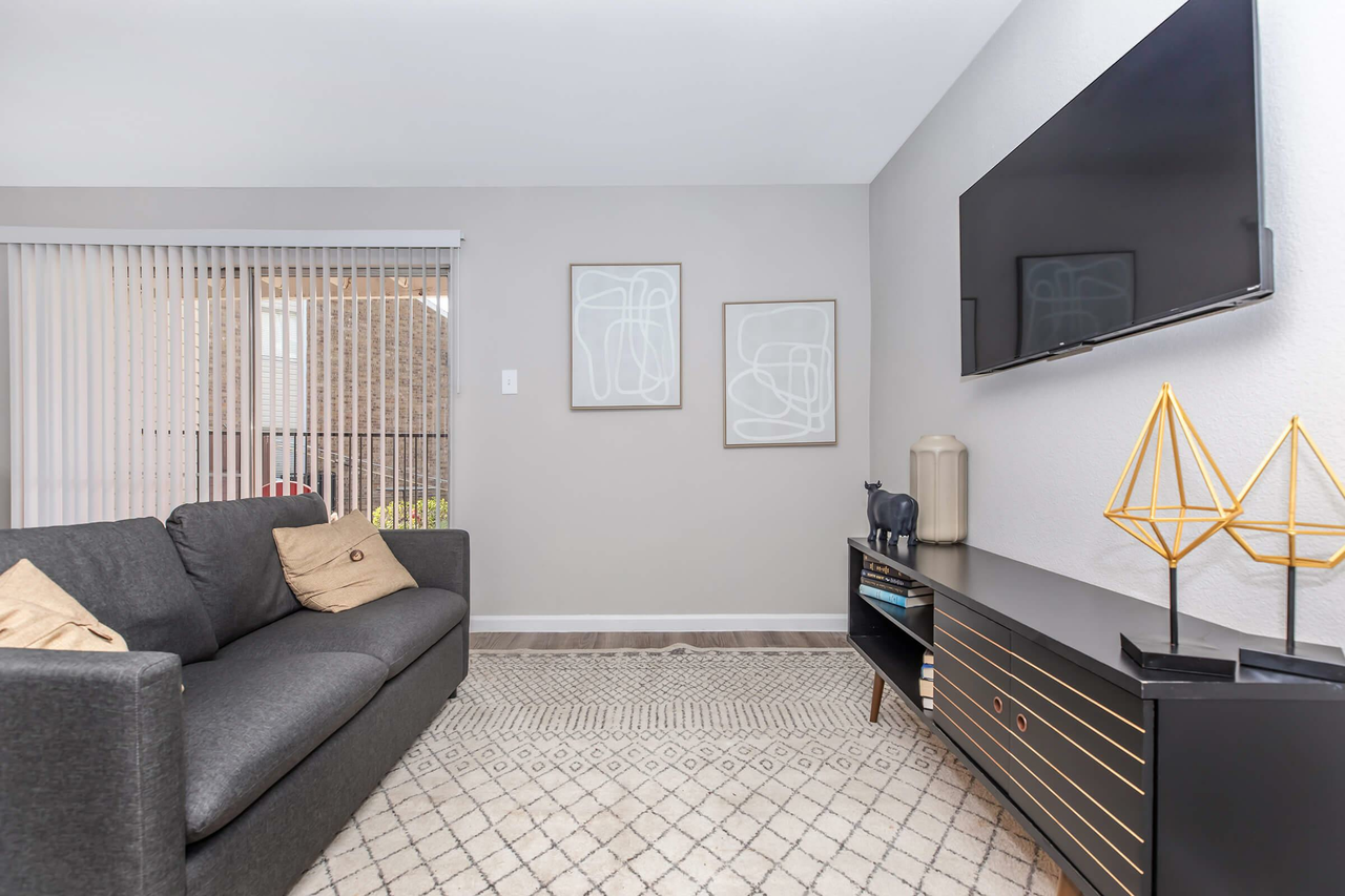 The 910 Apartments - Photo 3 of 20