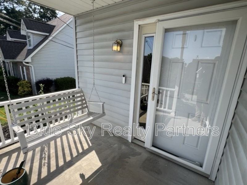 2119 Silverbrook Dr - Photo 2 of 18