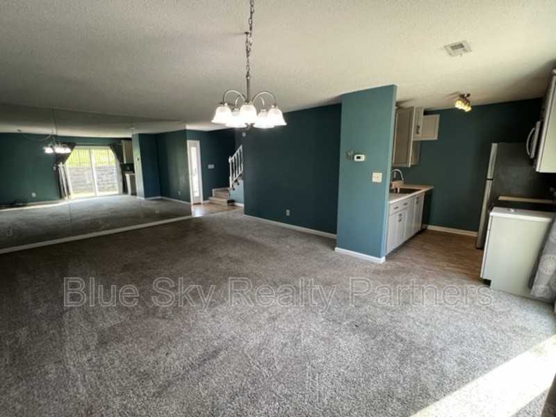2119 Silverbrook Dr - Photo 4 of 18
