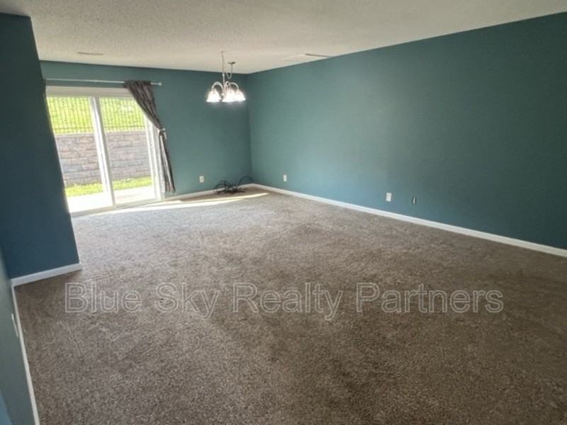 2119 Silverbrook Dr - Photo 5 of 18
