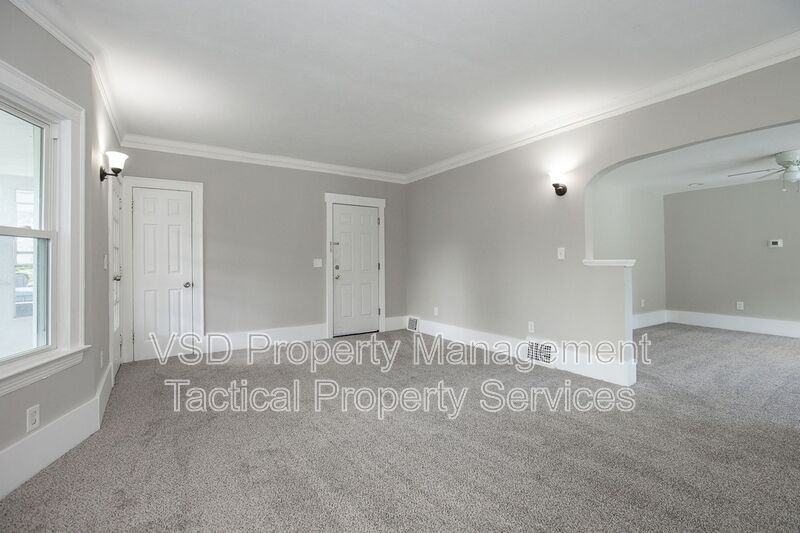 3694 East Blvd #UP - Photo 6 of 31