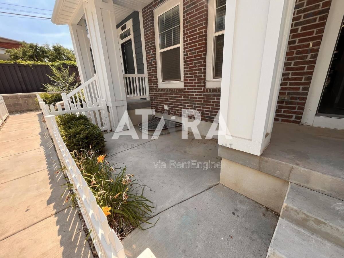 291 E Grace Ln - Photo 3 of 10