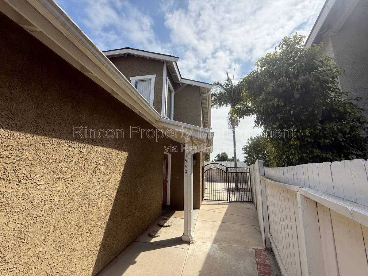 1540 Pyramid Ave - Photo 2 of 10