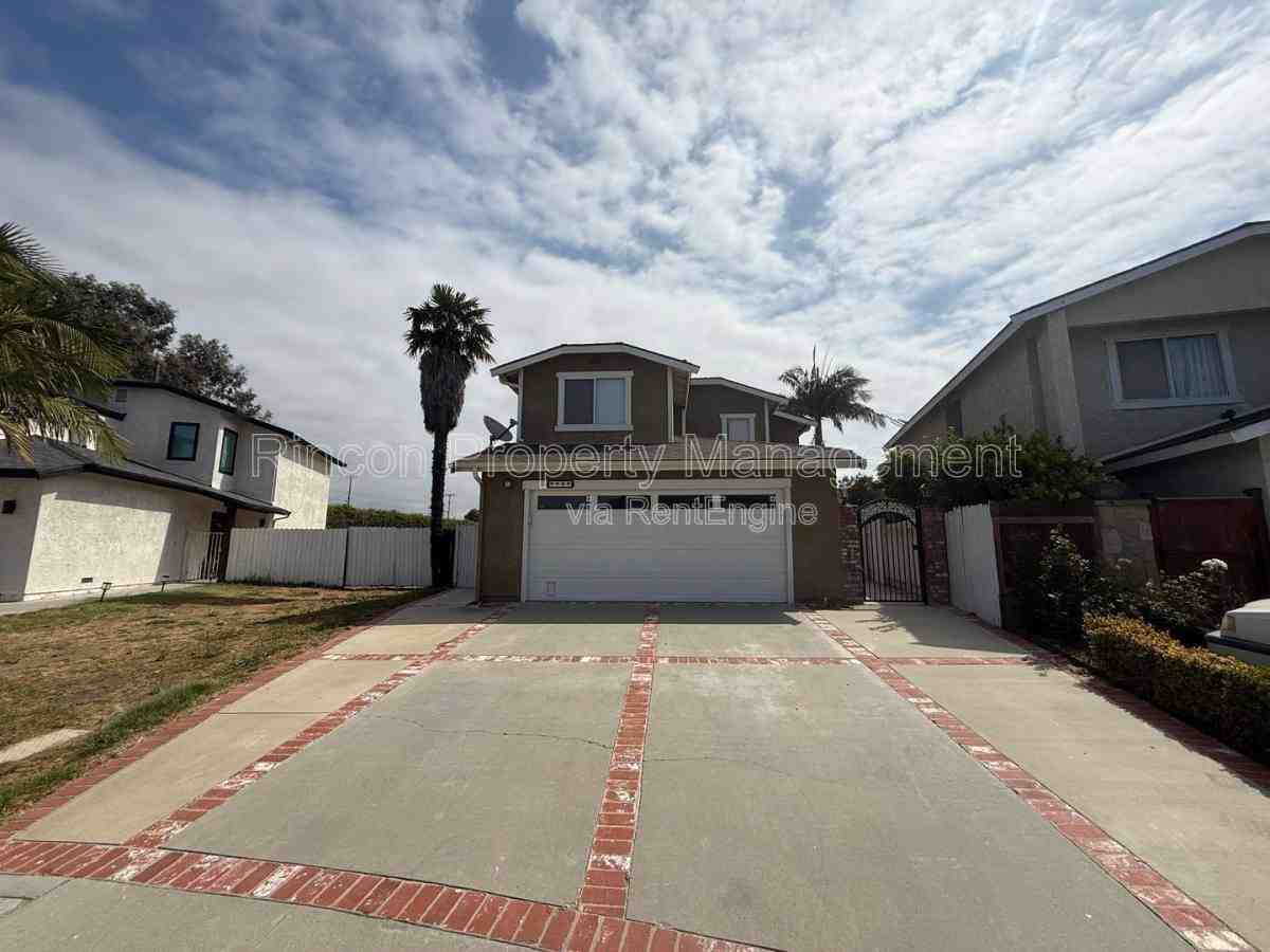 1540 Pyramid Ave - Photo 3 of 10
