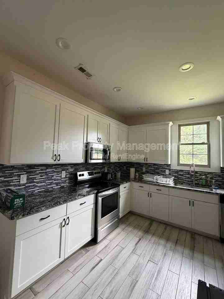 2311 Lamb Ave - Photo 3 of 10
