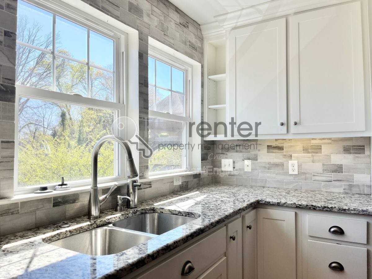 1216 Hanover St - Photo 3 of 10