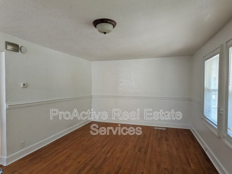 1412 Melrose Pkwy - Photo 2 of 12