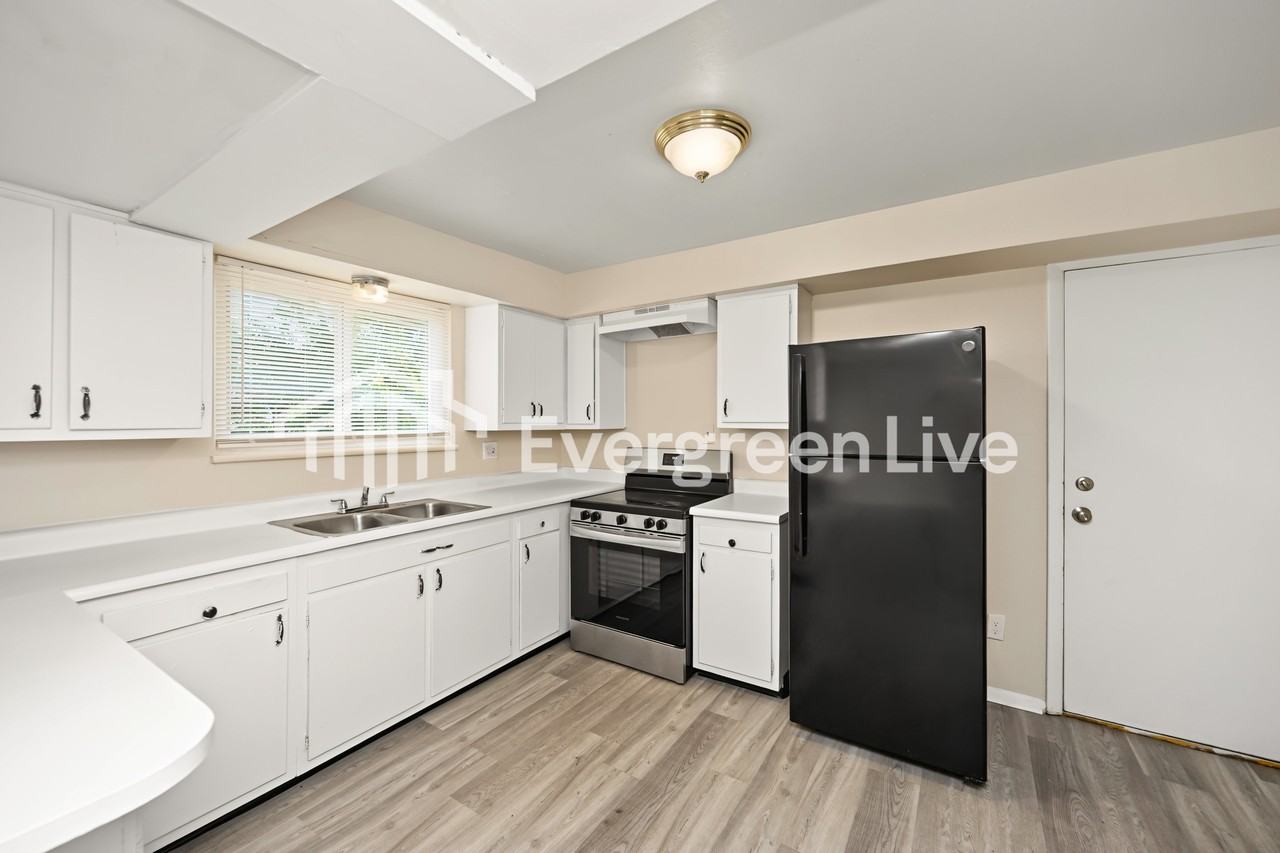 1733 Continental Dr - Photo 7 of 15