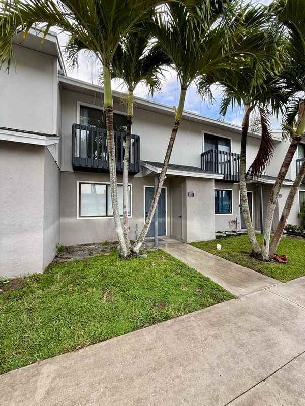 3104 Poolside Dr - Photo 2 of 34