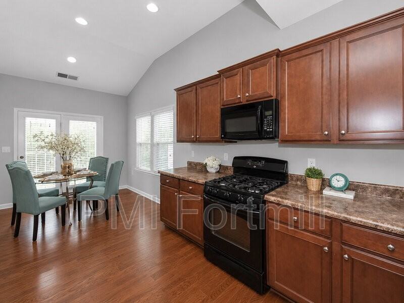 1015 Albany Park Dr - Photo 6 of 33