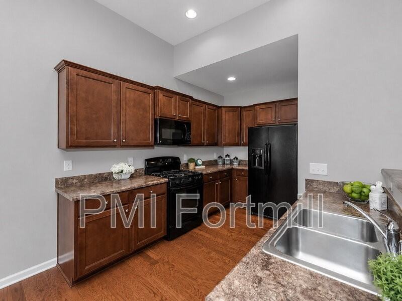 1015 Albany Park Dr - Photo 7 of 33