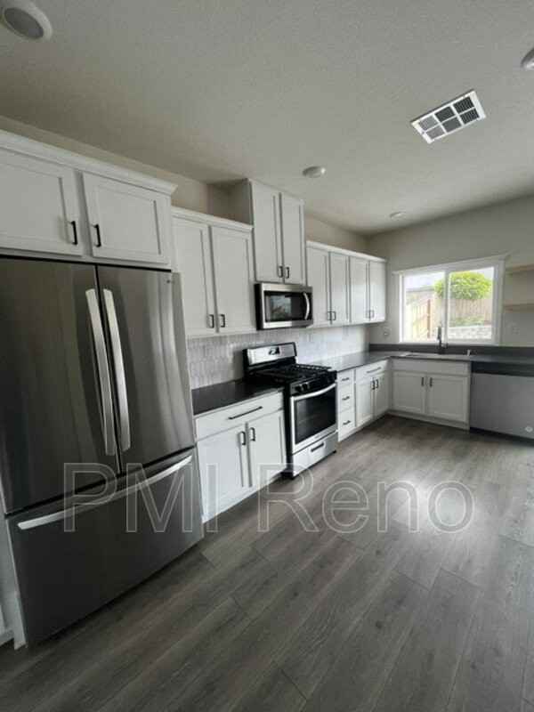 8880 Portia Dr - Photo 3 of 11