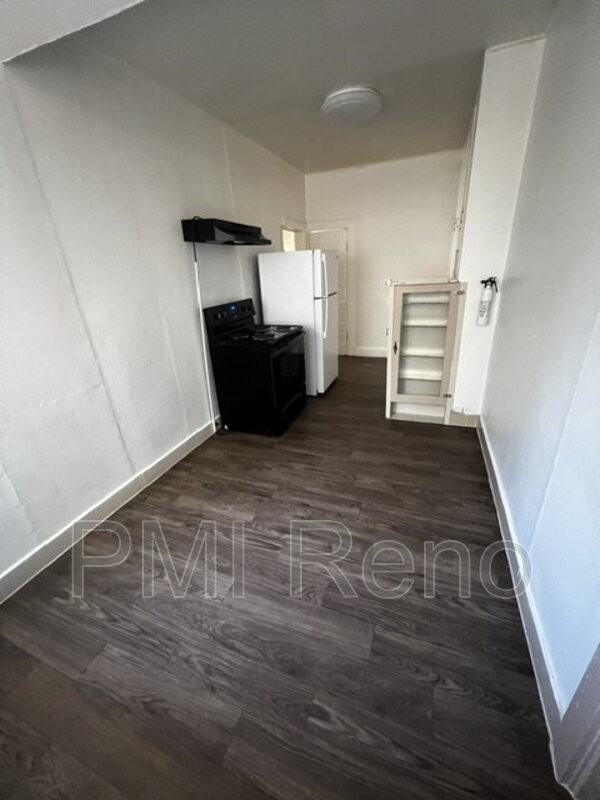 724 W 6th St #B - Photo 2 of 7