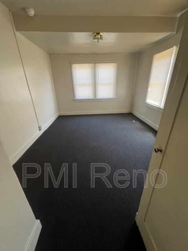 724 W 6th St #B - Photo 5 of 7