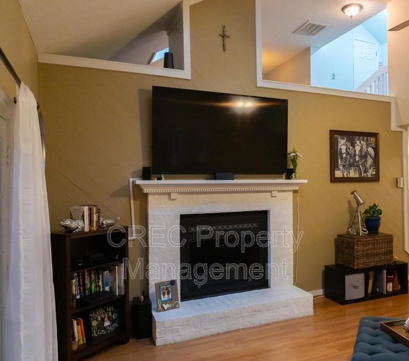 114 Queensbury Cir - Photo 4 of 36