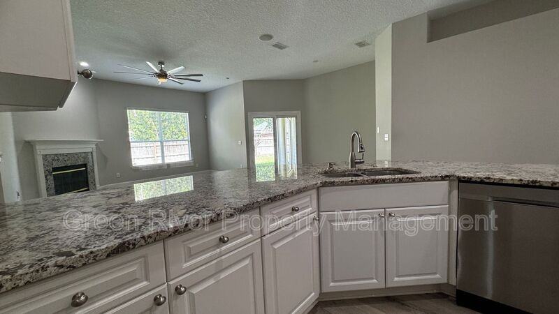 338 Bridgestone Ct - Photo 4 of 38