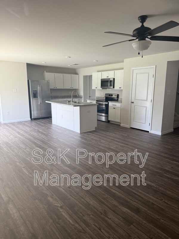 112 Overstreet Ct - Photo 2 of 11