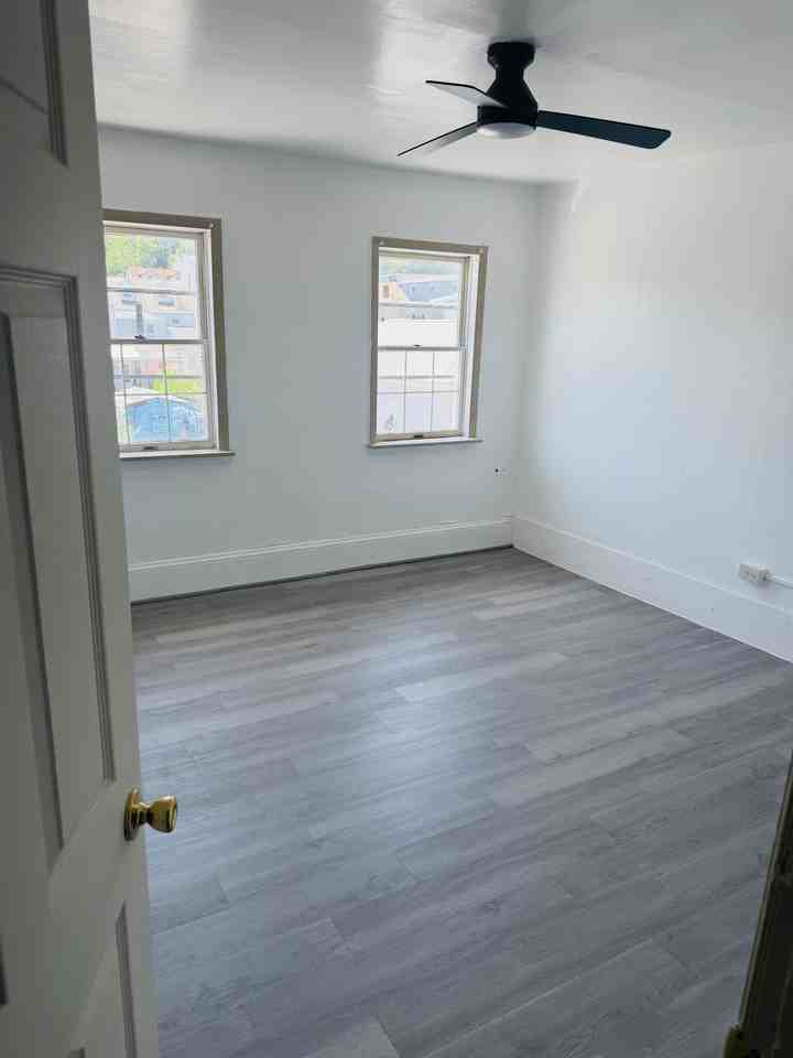 444 Lewis St - Photo 4 of 17