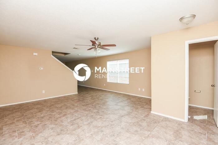 1701 Vineridge Ln - Photo 4 of 16