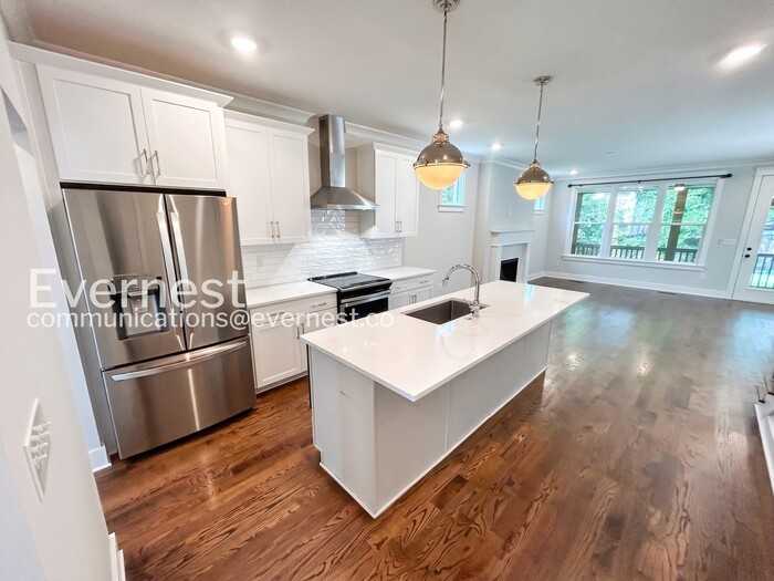 2146 Burns St - Photo 3 of 26