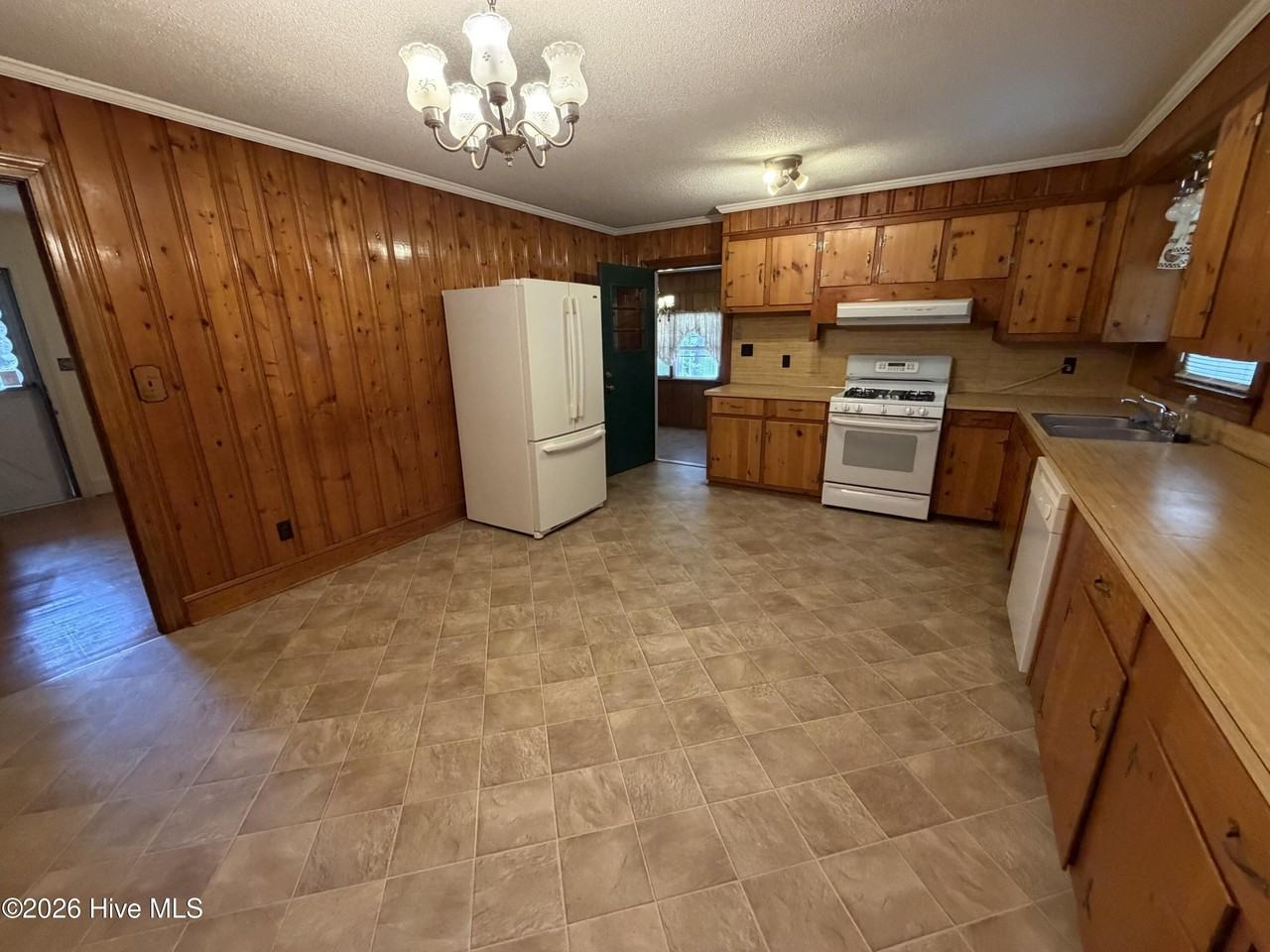 111 North Dr - Photo 3 of 15