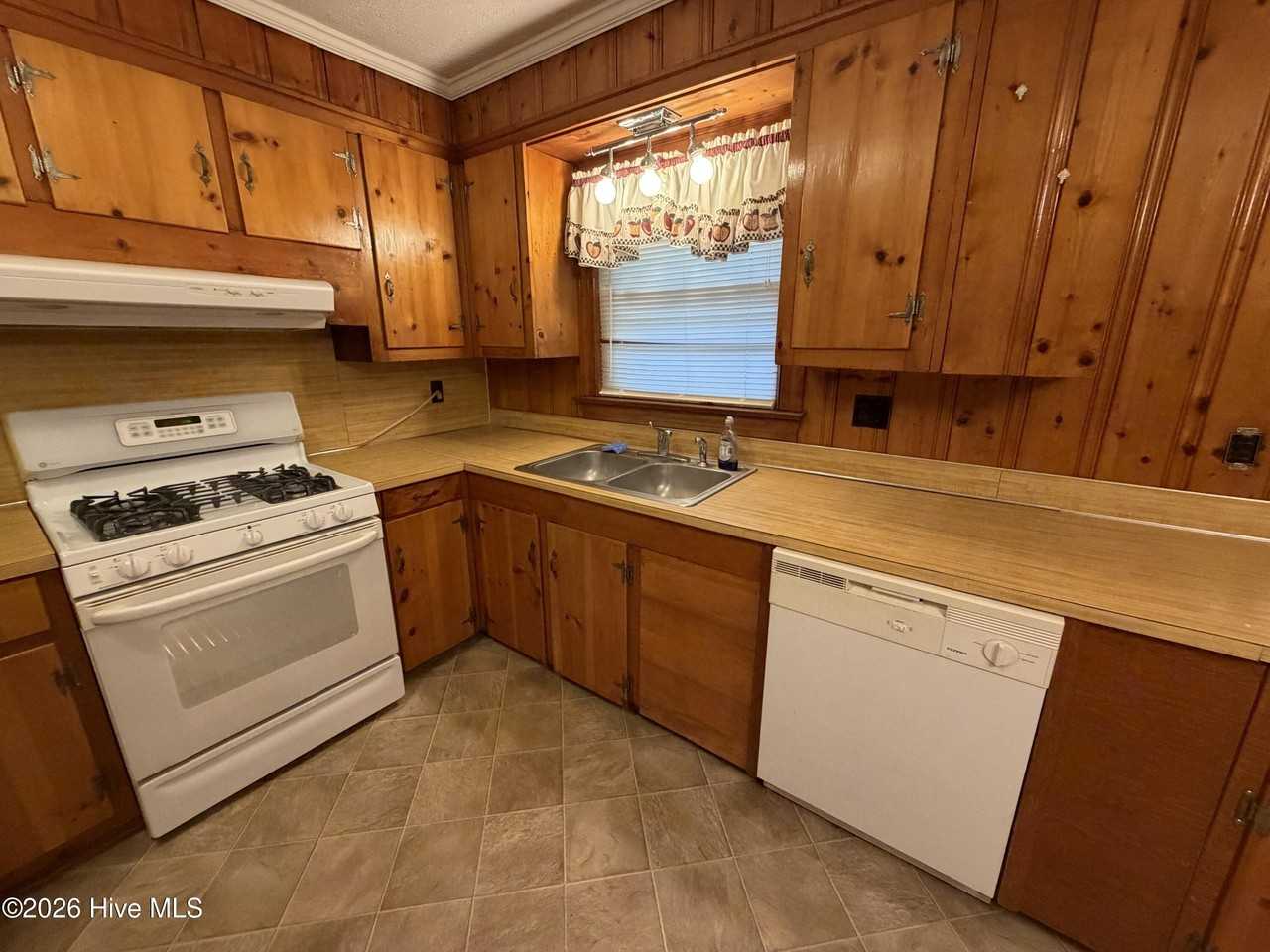 111 North Dr - Photo 5 of 15