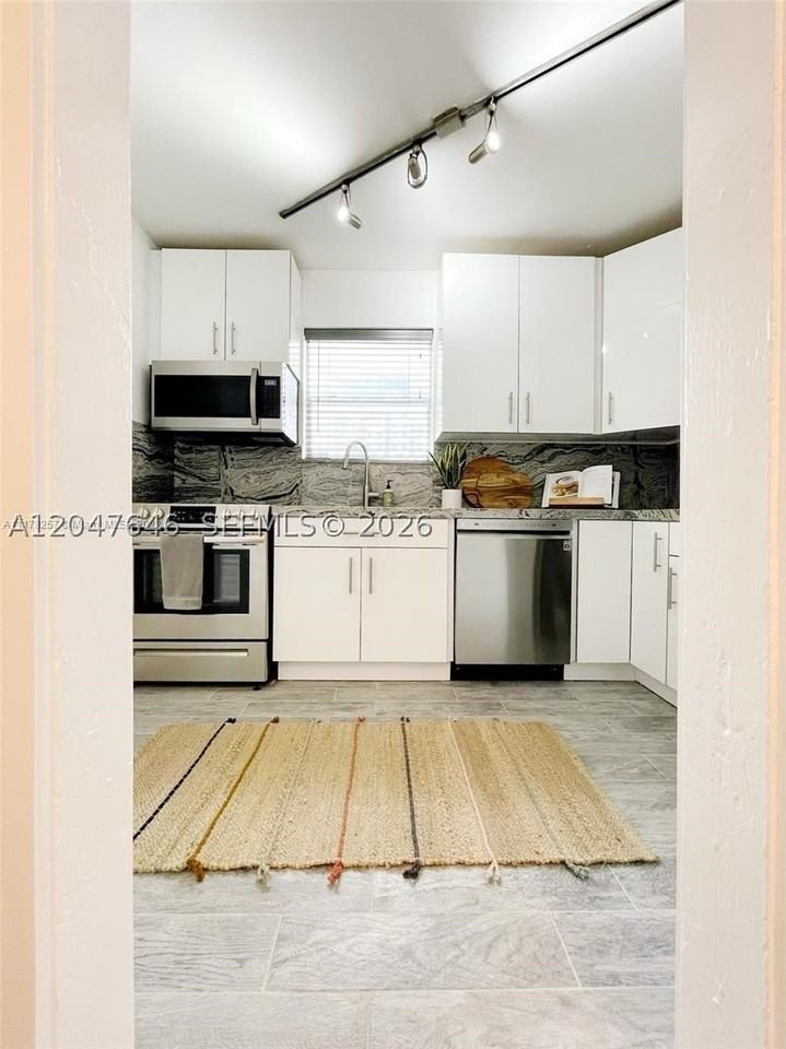 1040 Lenox Ave #1040 - Photo 3 of 19