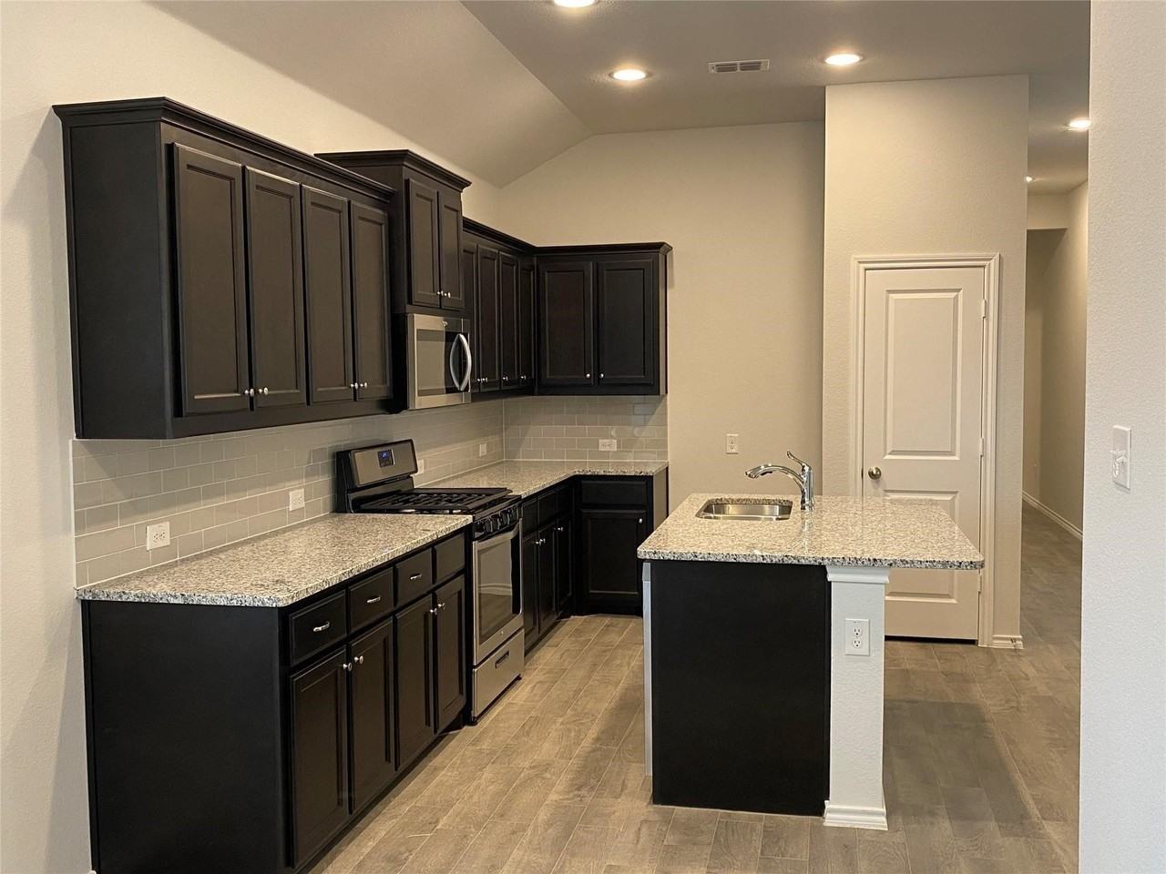 1805 Wayne Ln - Photo 2 of 14