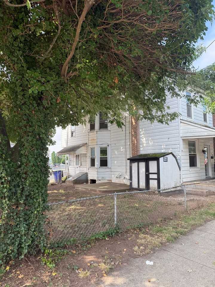 958 Queen St - Photo 2 of 2
