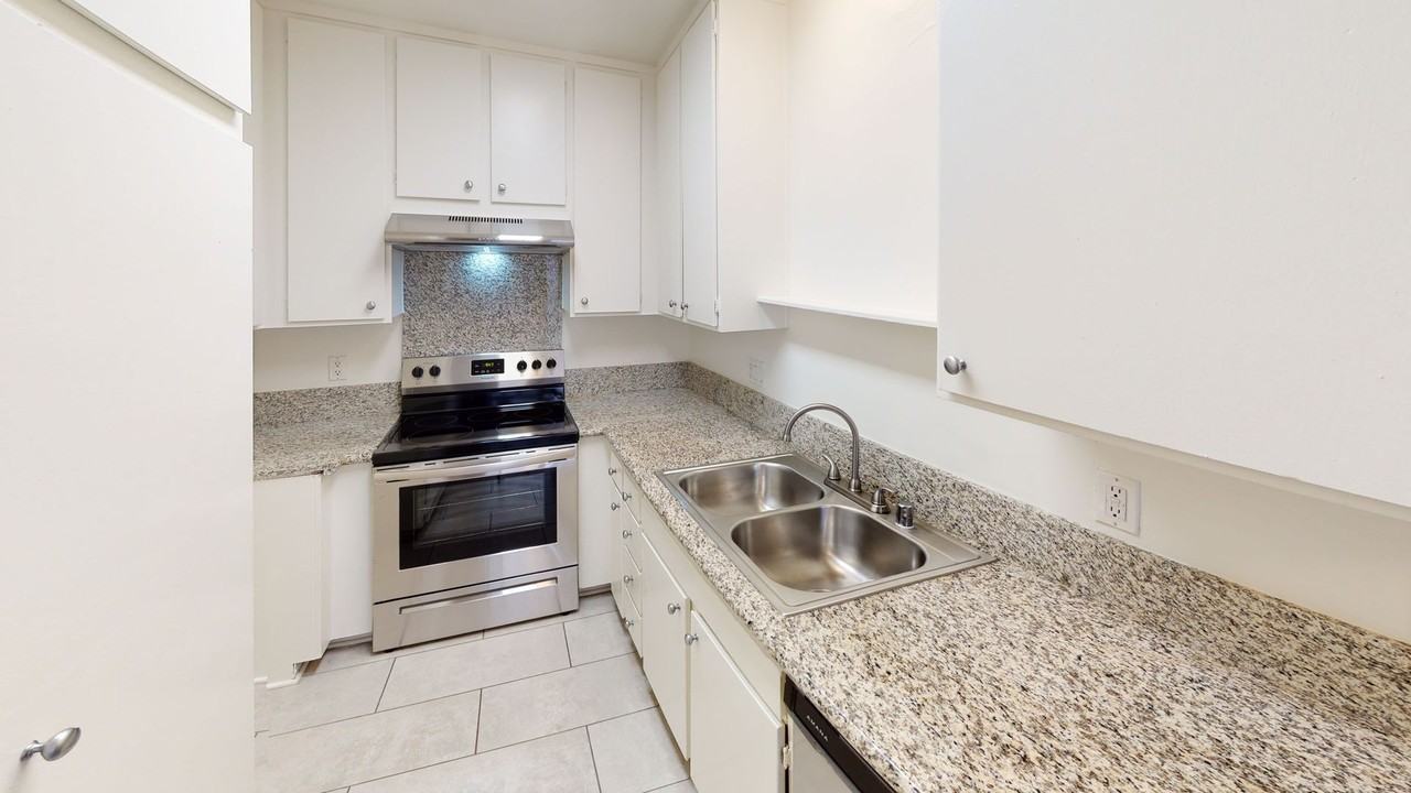 Hamel Granada Apartments..Gorgeous Apartment Available...CALL NOW! - Photo 6 of 6
