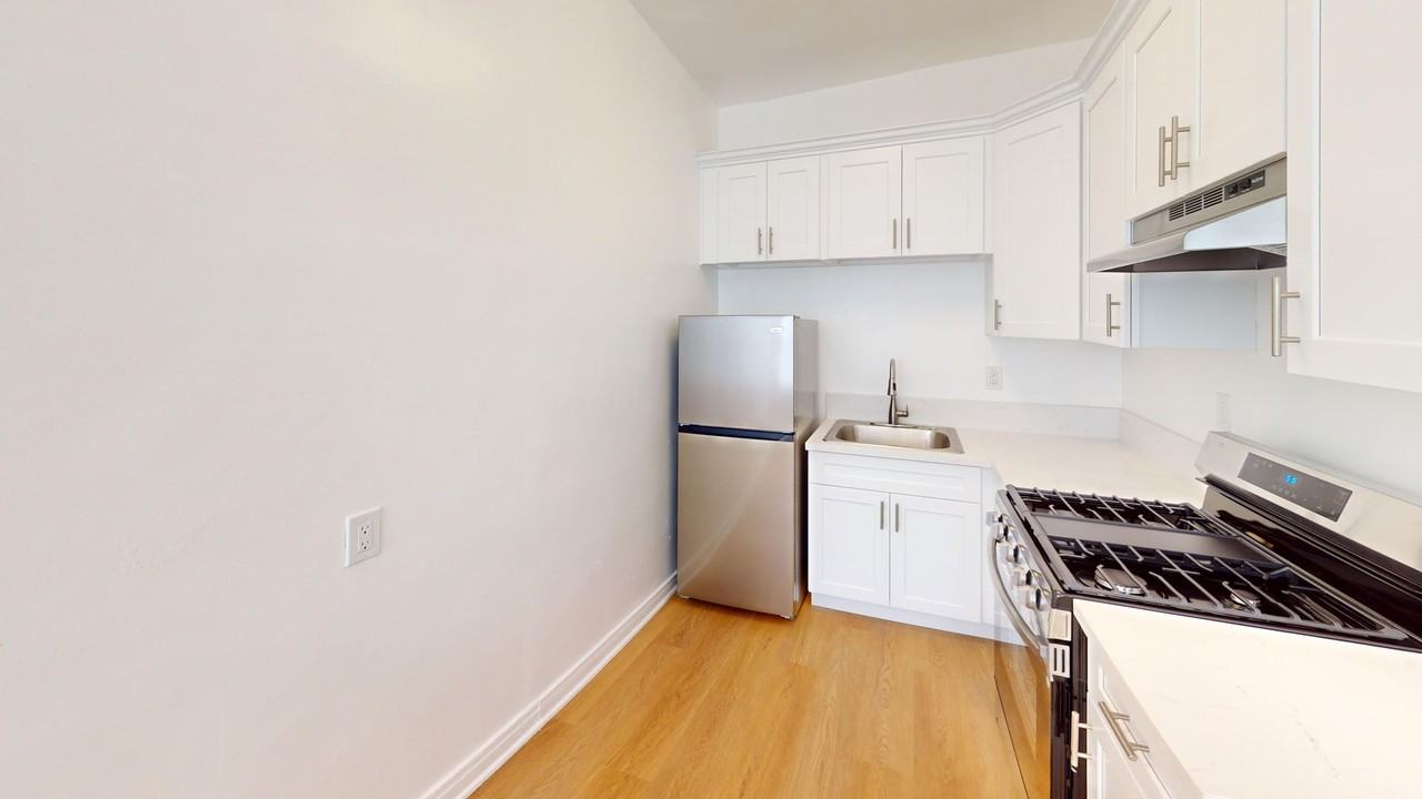 15Th - 2731 W. 15th Apts. - Photo 4 of 5