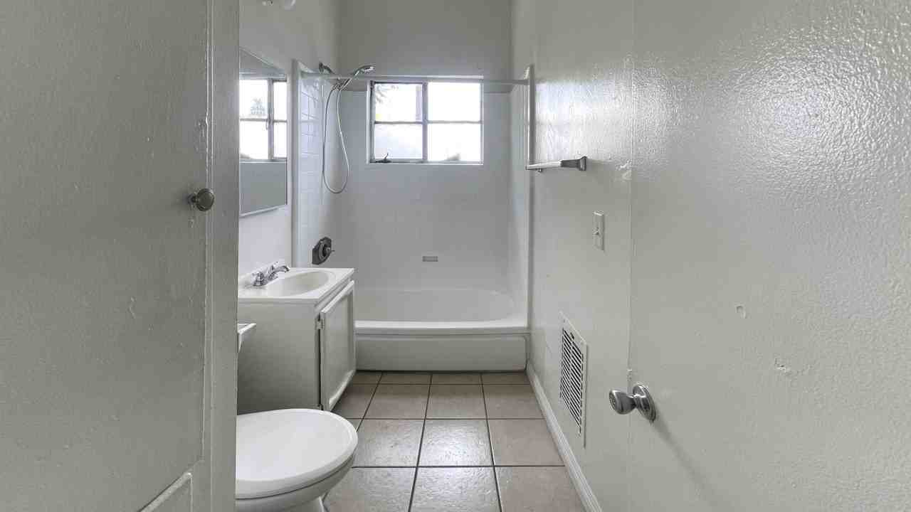 4TH - 1817 W 4th St. - Photo 4 of 6