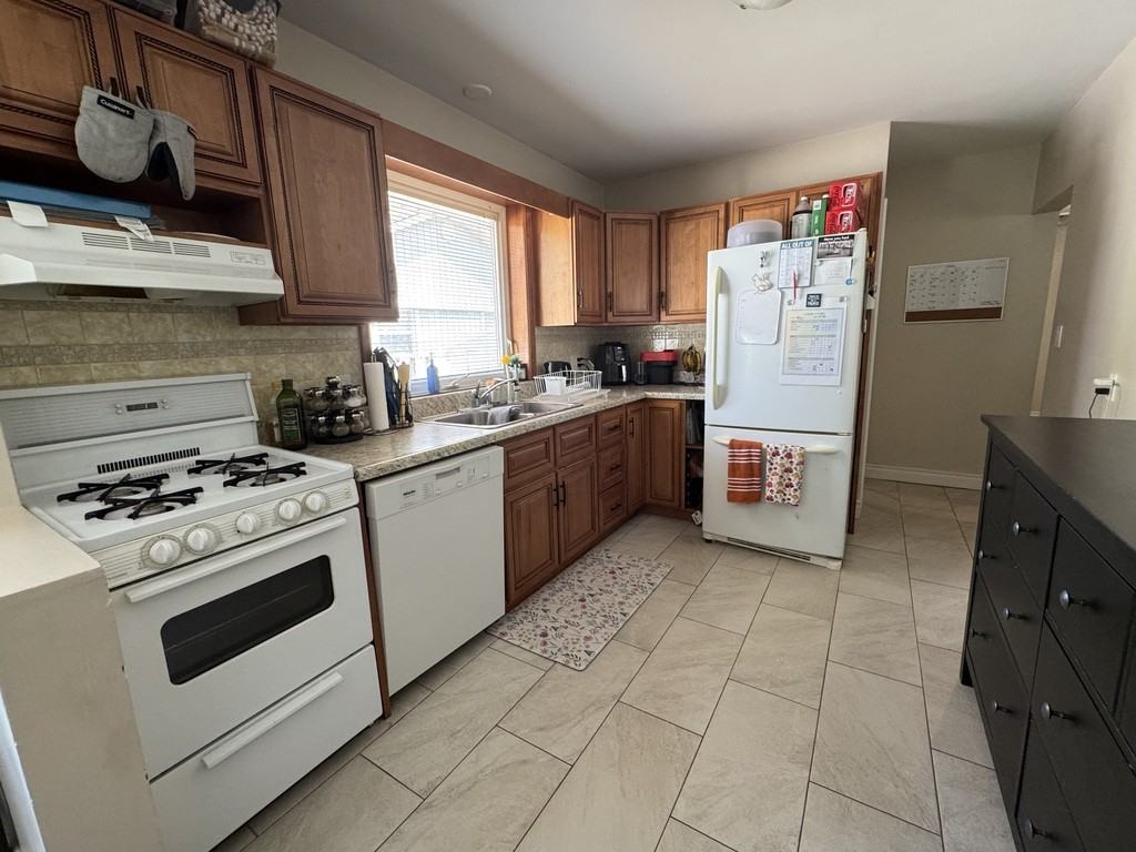 2 Oswald Ave - Photo 5 of 19