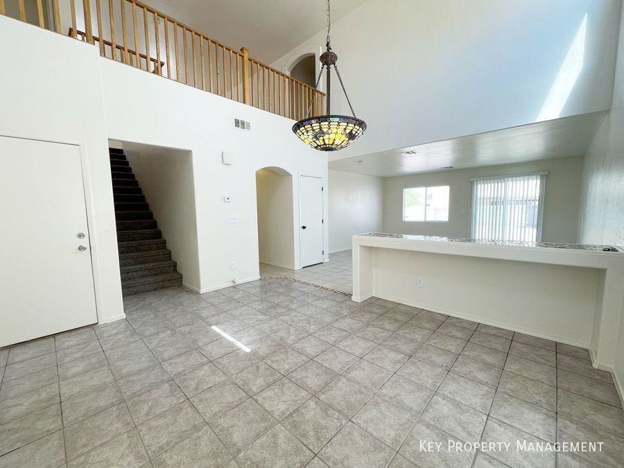 1018 Cliffbrook Hedge Ave - Photo 2 of 37