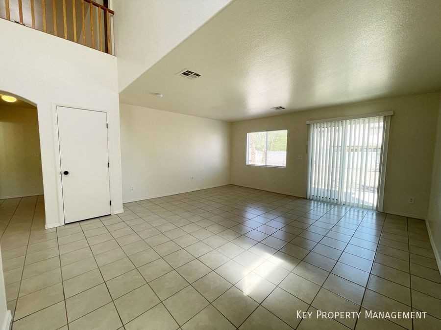 1018 Cliffbrook Hedge Ave - Photo 4 of 37