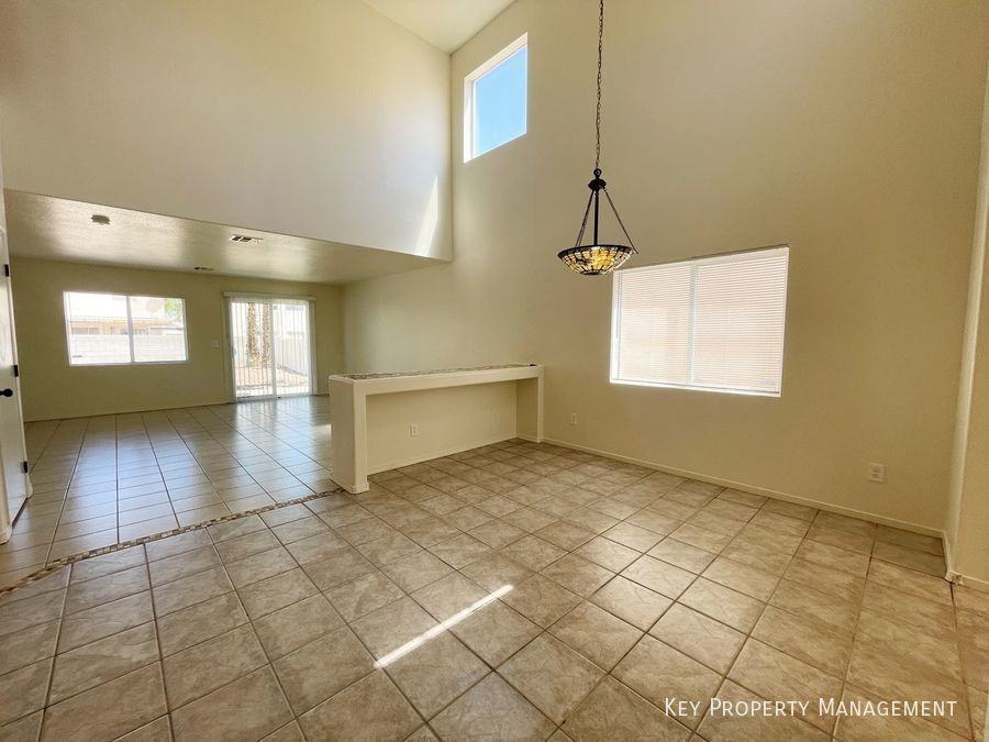1018 Cliffbrook Hedge Ave - Photo 5 of 37
