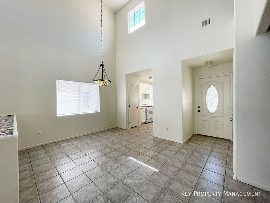 1018 Cliffbrook Hedge Ave - Photo 6 of 37