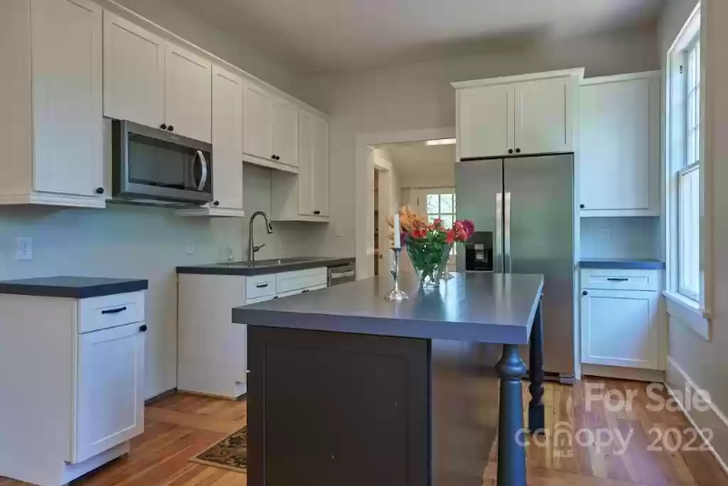 143 Broadway Ave - Photo 4 of 11