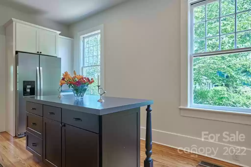143 Broadway Ave - Photo 5 of 11