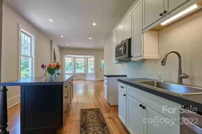 143 Broadway Ave - Photo 7 of 11