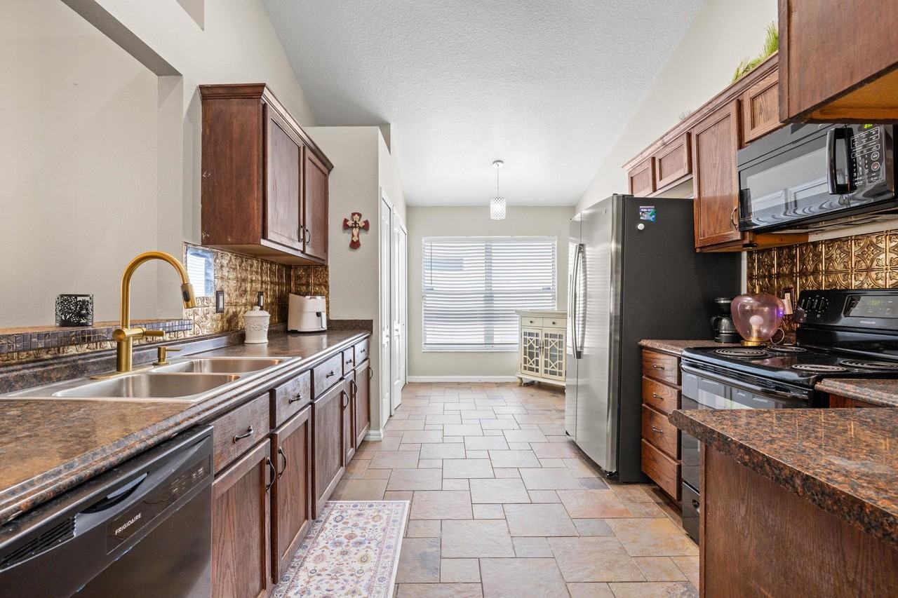 18102 Leafwood Cir - Photo 3 of 21
