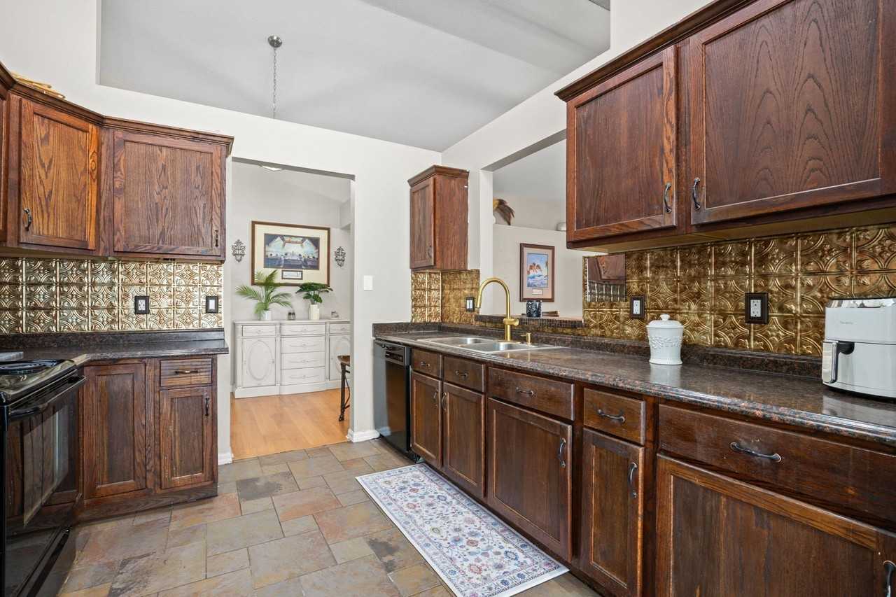 18102 Leafwood Cir - Photo 4 of 21