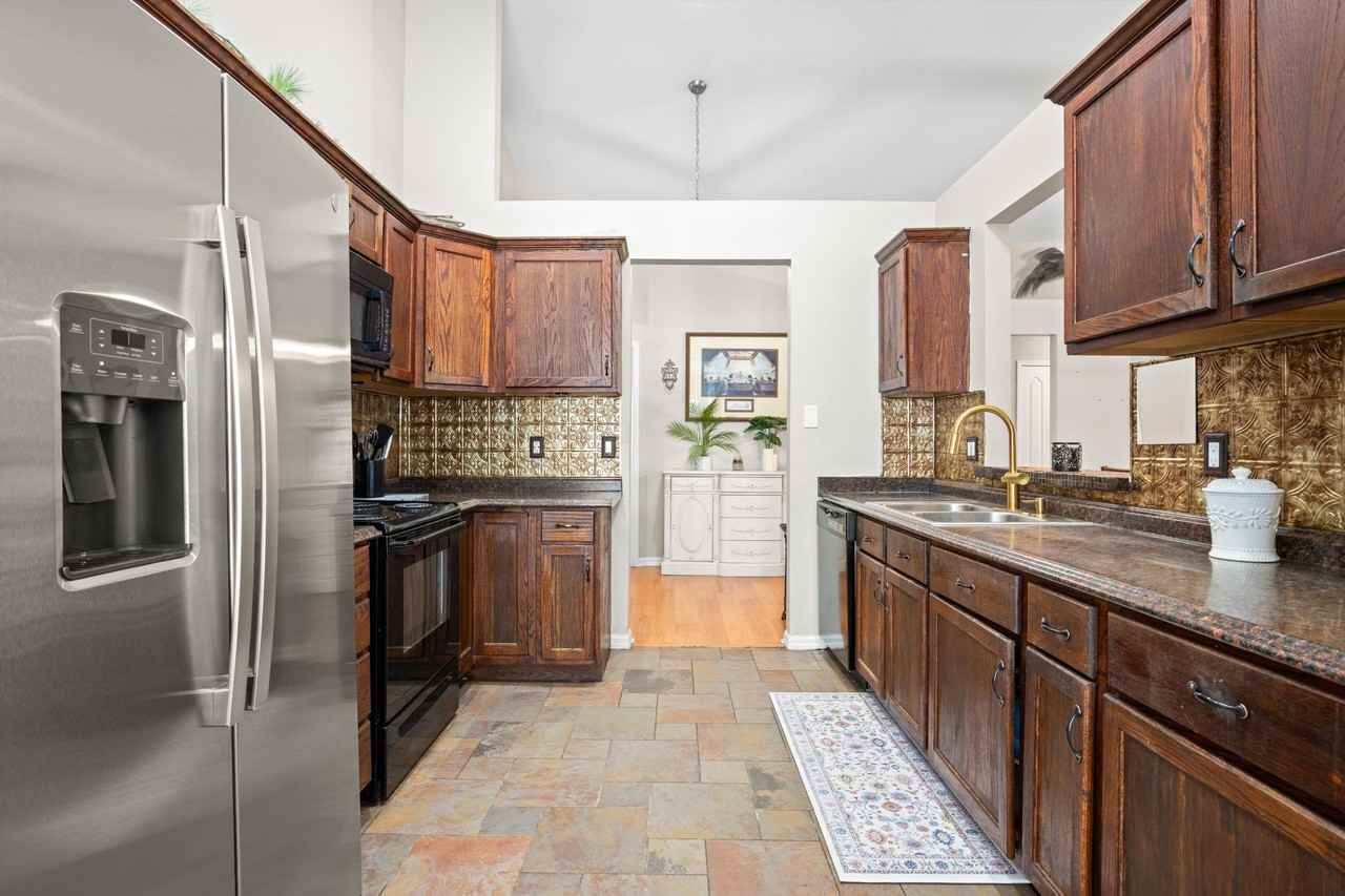 18102 Leafwood Cir - Photo 6 of 21