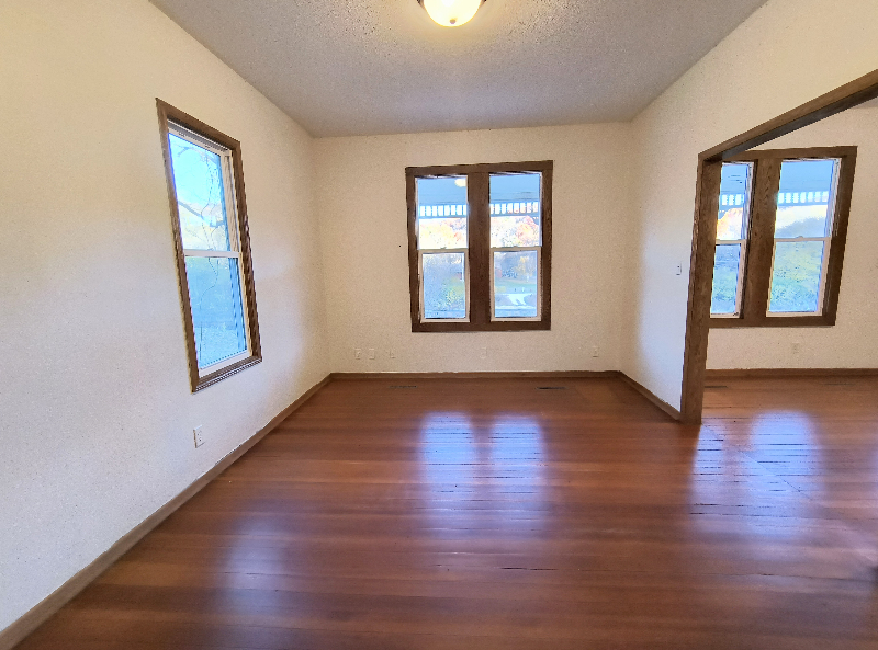 2705 College Dr - Photo 3 of 11