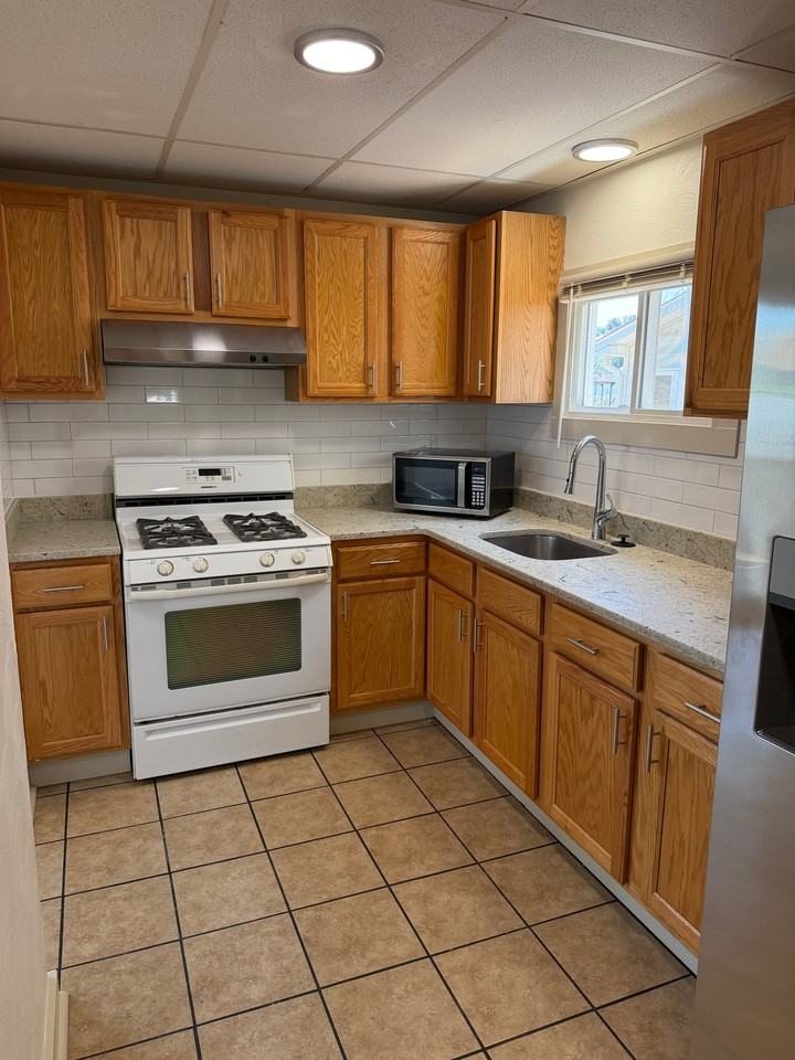 1208 Elwell St - Photo 4 of 10