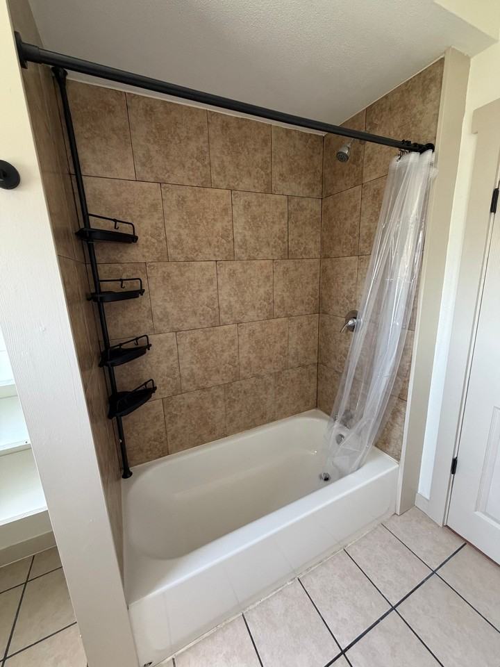 1208 Elwell St - Photo 5 of 10