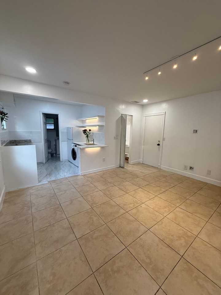 231 Sw 15th St #A - Photo 2 of 7