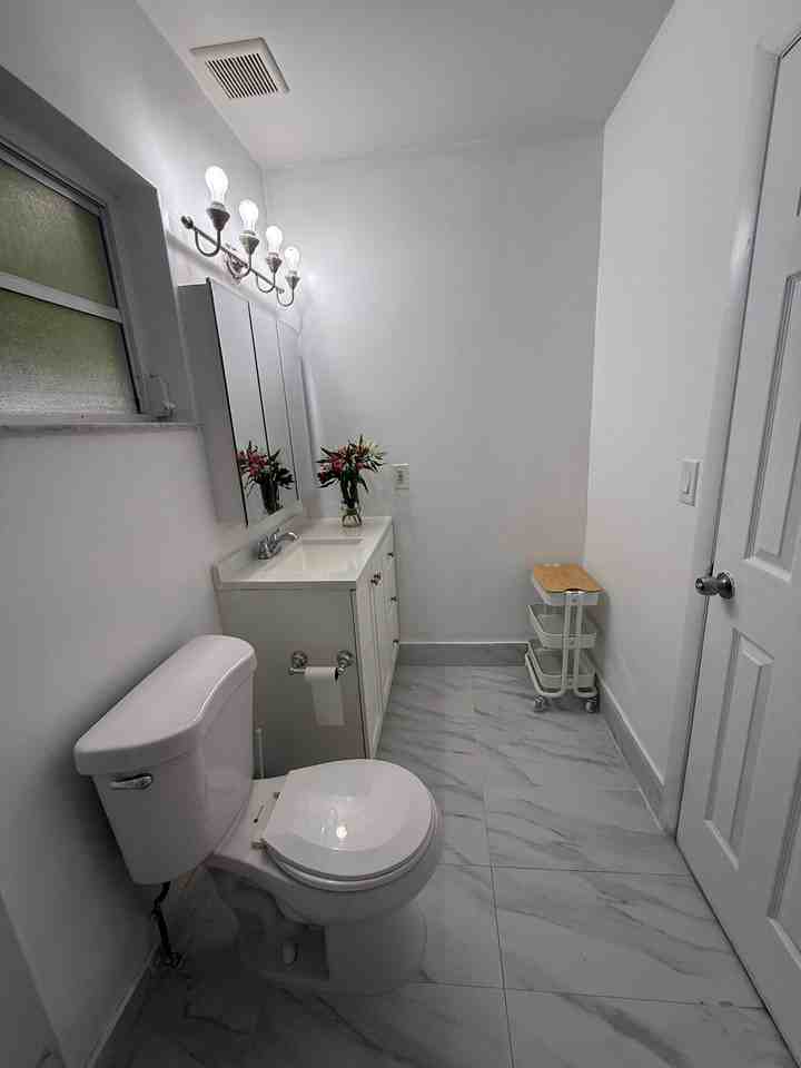 231 Sw 15th St #A - Photo 3 of 7